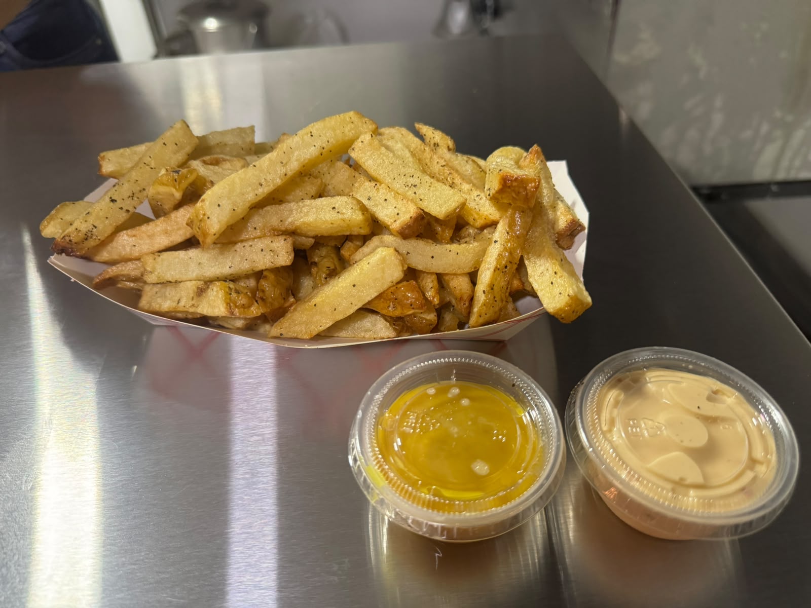 Papas clásicas con dos salsas