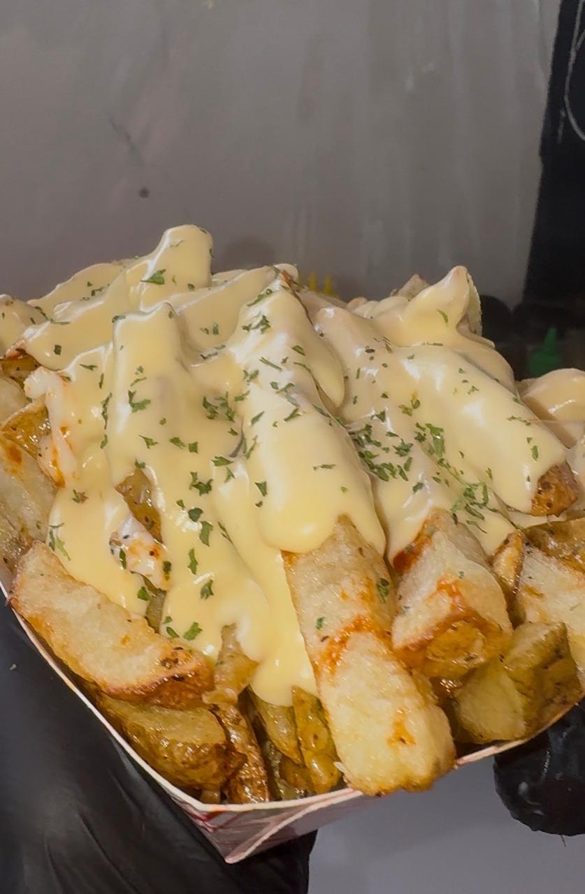 Súper Queso con salsa cremosa y hierbas