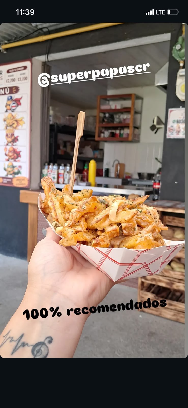 Porción de Super Papas frente al puesto en Siquirres